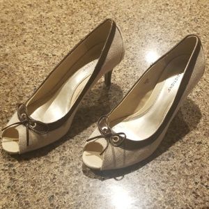 EUC Women's Size 9 Peep Toe Shoe